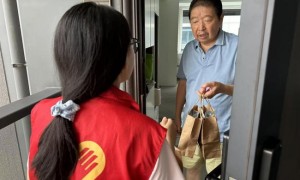 粽香慰问一线人 服务连心促分类