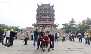 诠释孝亲传承，90后孙子带百岁奶奶登黄鹤楼过重阳